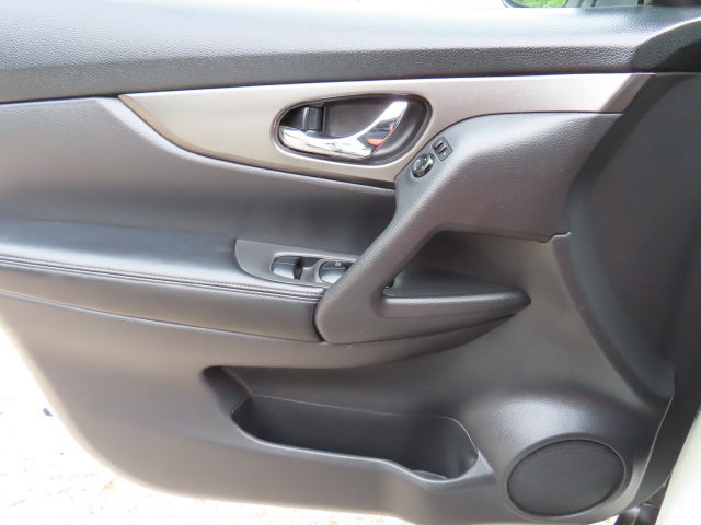 Used 2016 Nissan Rogue SV AWD/4WD image 25