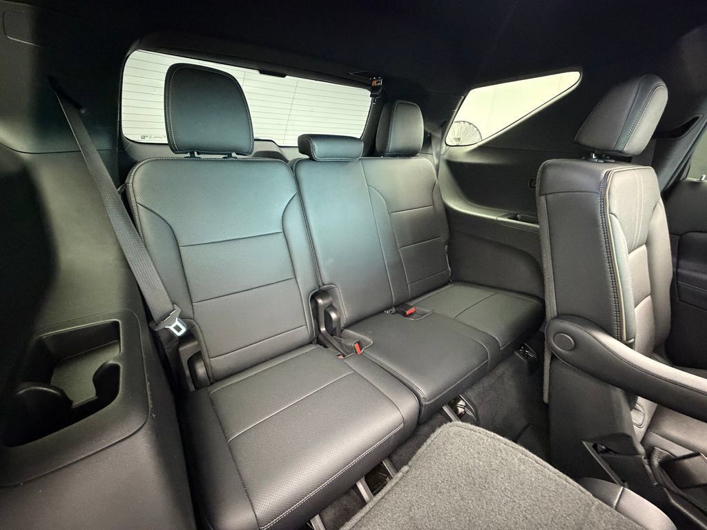 Used 2025 Chevrolet Traverse High Country FWD image 11