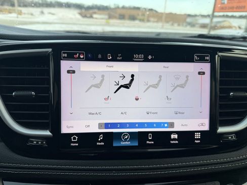 Used 2022 Chrysler Pacifica Touring-L image 25