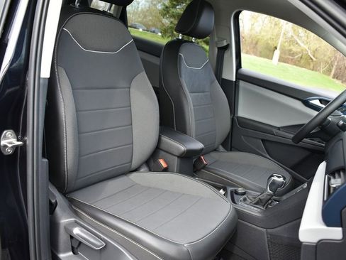 Used 2023 Volkswagen Taos SE w/ Panoramic Sunroof Package AWD/4WD image 25
