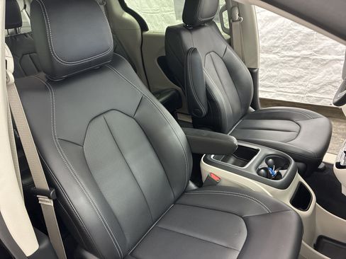 Used 2024 Chrysler Pacifica Touring-L FWD image 18