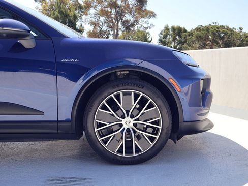 Certified 2025 Porsche Macan Electric RWD image 11