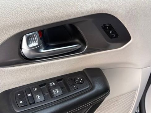 Used 2024 Chrysler Pacifica Select image 14