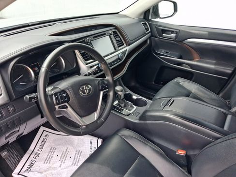 Used 2017 Toyota Highlander XLE w/ Carpet Mat Package AWD/4WD image 4