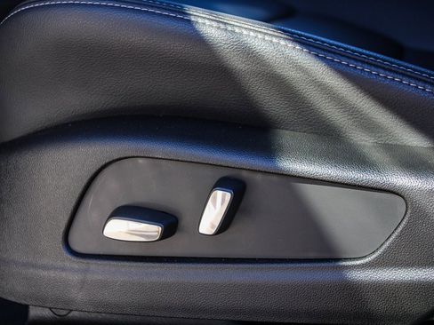 Used 2025 Cadillac XT6 Luxury image 22