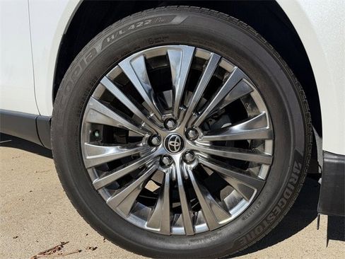 Certified 2024 Toyota Venza XLE image 10