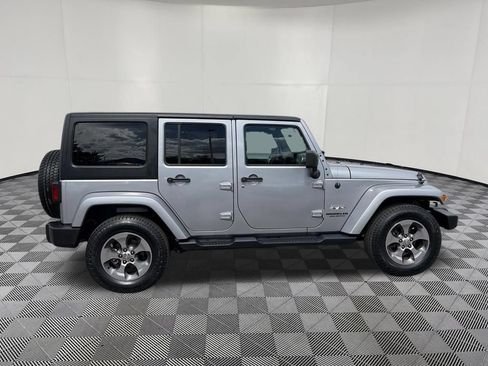 Used 2017 Jeep Wrangler Unlimited Sahara w/ Connectivity Group AWD/4WD image 11