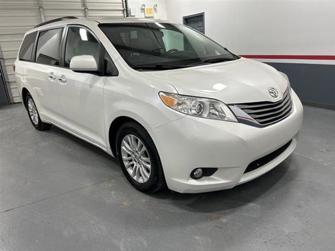 Used 2015 Toyota Sienna XLE image 2