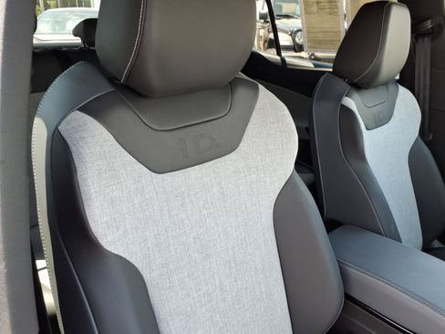Certified 2025 Volkswagen ID.4 Pro RWD image 11