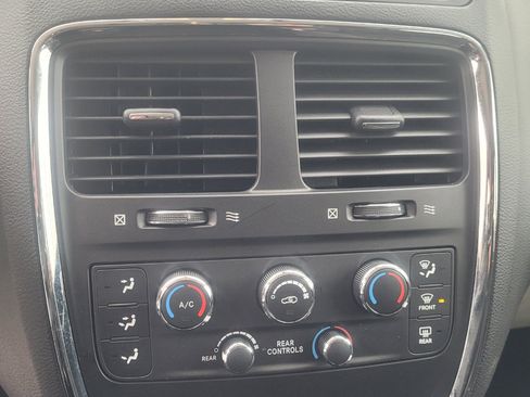 Used 2018 Dodge Grand Caravan SE w/ UConnect Hands-Free Group image 18