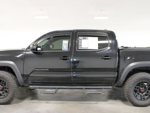 Used 2017 Toyota Tacoma TRD Off-Road w/ Premium & Technology Package AWD/4WD image 6