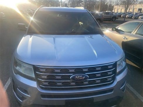 Used 2017 Ford Explorer XLT w/ Equipment Group 201A image 4