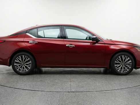 Used 2025 Nissan Altima 2.5 SV image 11