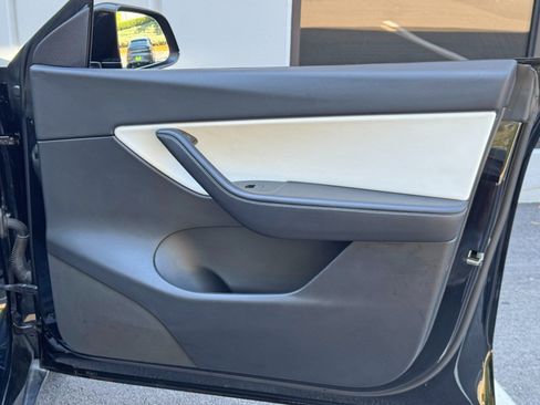 Used 2021 Tesla Model Y Long Range image 45