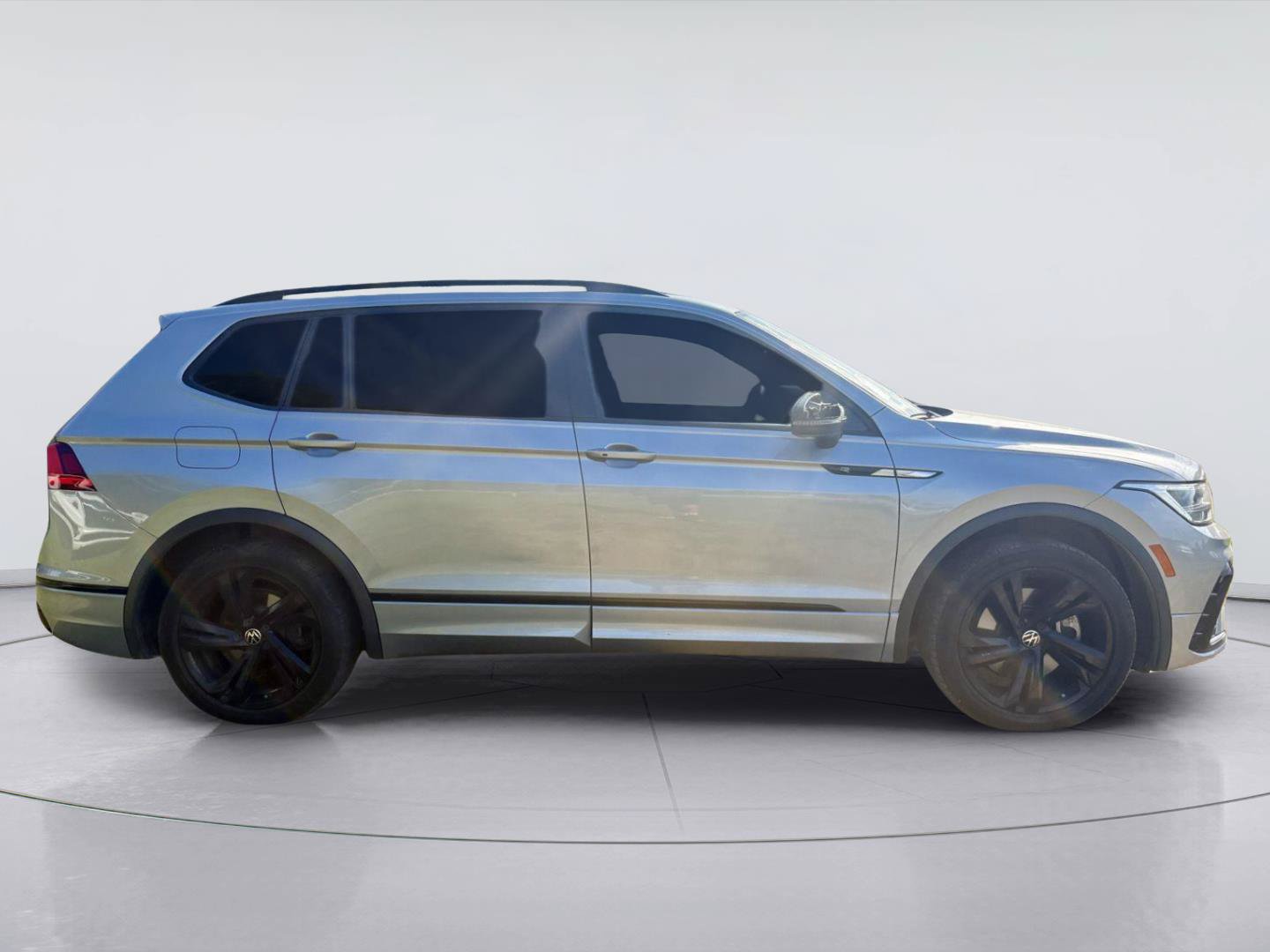 Used 2023 Volkswagen Tiguan SE R-Line FWD image 2