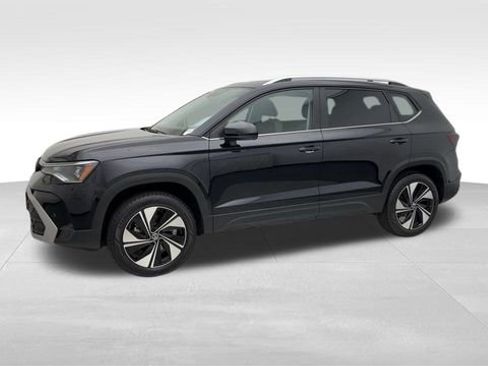 Certified 2025 Volkswagen Taos SE image 8