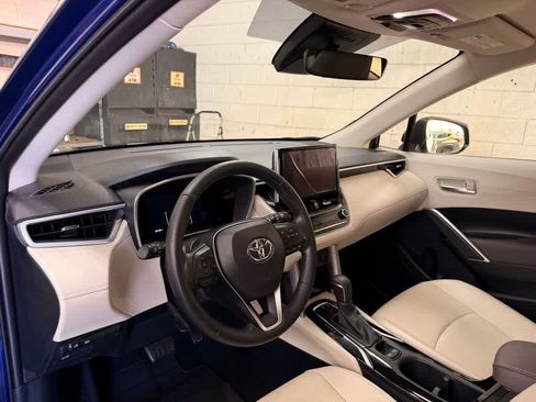Used 2023 Toyota Corolla Cross XLE w/ Convenience Package FWD image 2