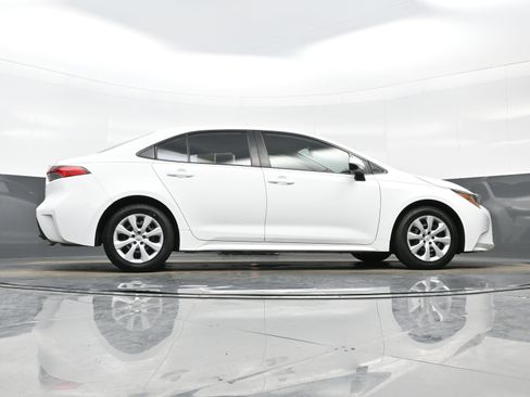 Used 2021 Toyota Corolla LE image 31