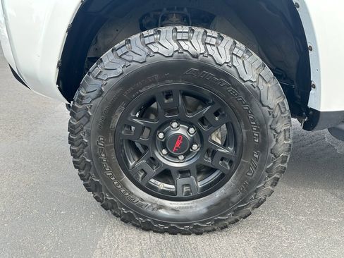 Used 2019 Toyota 4Runner TRD Off-Road Premium AWD/4WD image 12