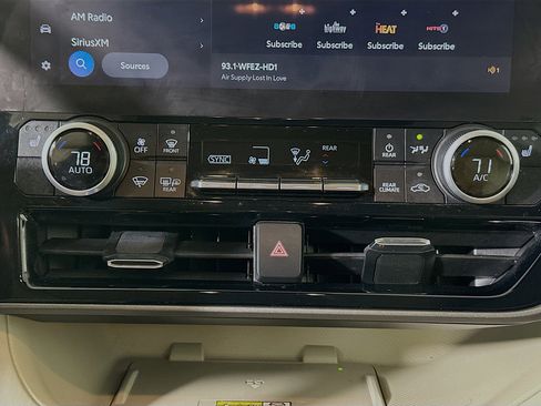 Used 2023 Toyota Highlander XLE image 23