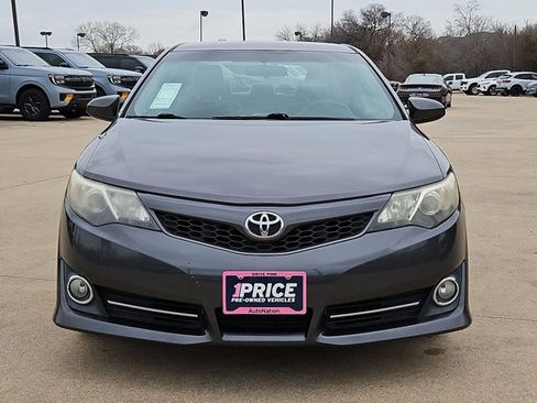 Used 2014 Toyota Camry SE image 2