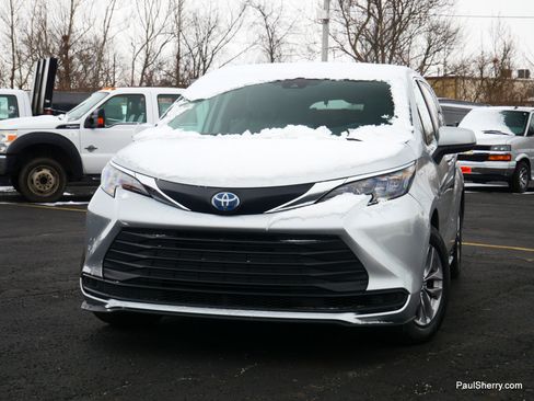 Used 2024 Toyota Sienna LE image 8