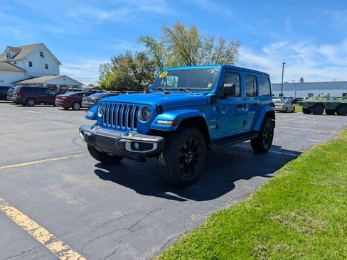 Used 2022 Jeep Wrangler Unlimited Sahara AWD/4WD image 3