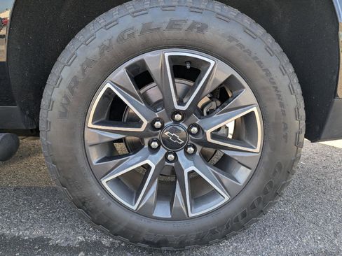 Used 2021 Chevrolet Suburban Z71 w/ Z71 Signature Package AWD/4WD image 11