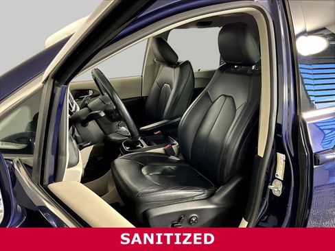 Used 2018 Chrysler Pacifica Touring-L FWD image 20