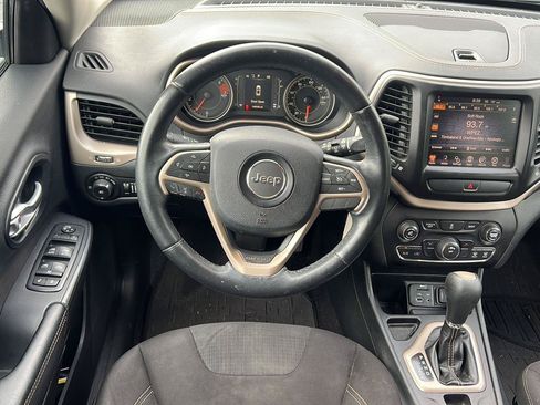 Used 2016 Jeep Cherokee Latitude FWD image 8