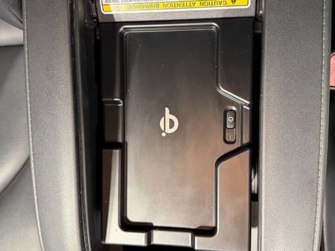 Used 2021 Toyota Highlander XLE AWD/4WD image 16