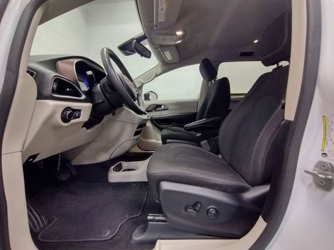 Used 2023 Chrysler Voyager LX image 21