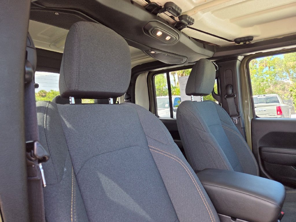 Used 2025 Jeep Gladiator Sport AWD/4WD image 16