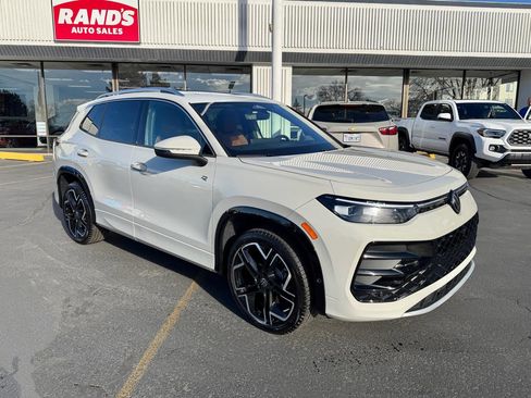 Used 2025 Volkswagen Tiguan SEL R-Line image 2