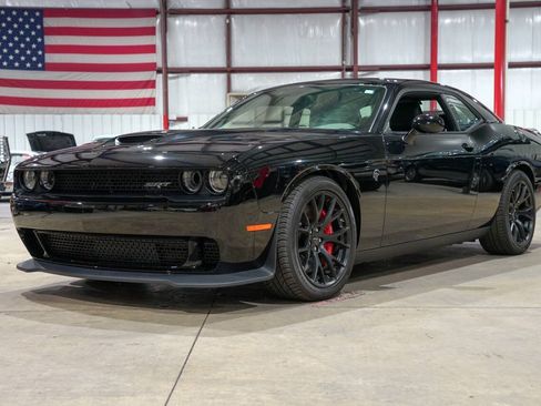 Used 2016 Dodge Challenger SRT Hellcat RWD image 1