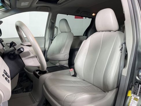 Used 2012 Toyota Sienna XLE image 4