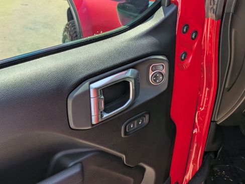 Used 2025 Jeep Gladiator Sport image 12