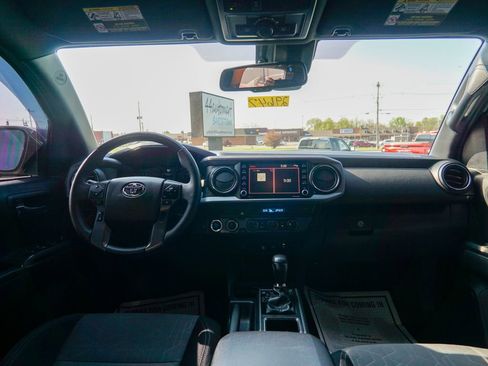 Used 2022 Toyota Tacoma TRD Off-Road image 14