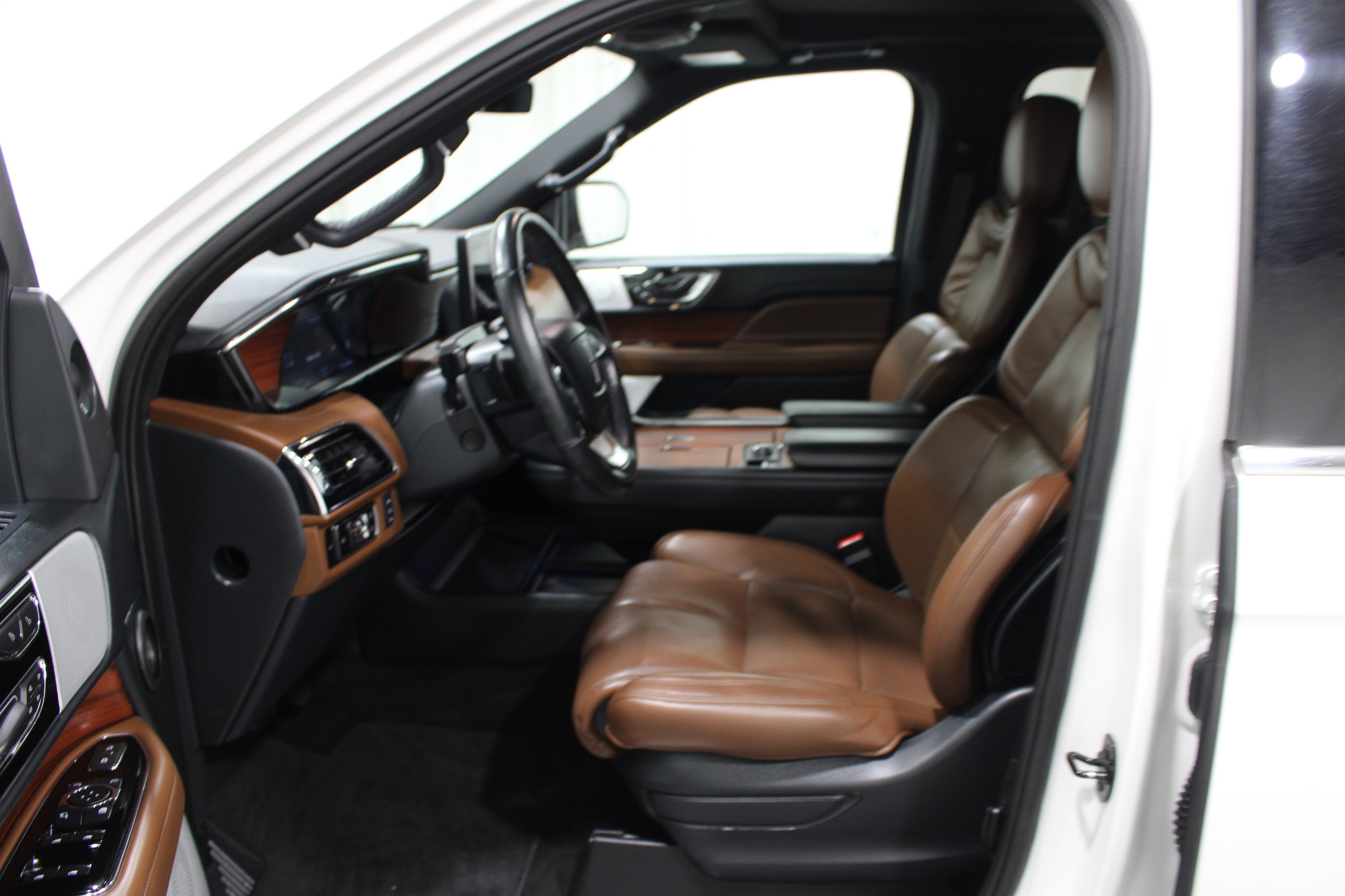 Certified 2024 Lincoln Navigator Reserve AWD/4WD image 3