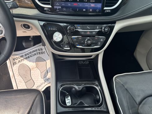 Used 2023 Chrysler Pacifica Limited FWD image 16