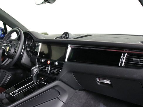 Used 2025 Porsche Macan image 24