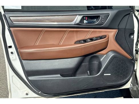 Used 2017 Subaru Outback 3.6R Touring AWD/4WD image 11