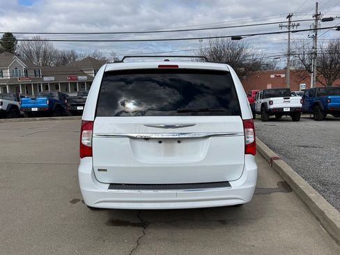 Used 2015 Chrysler Town & Country Touring image 7