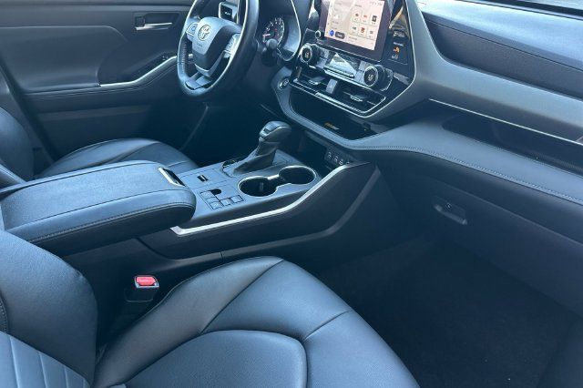 Used 2023 Toyota Highlander XLE FWD image 18