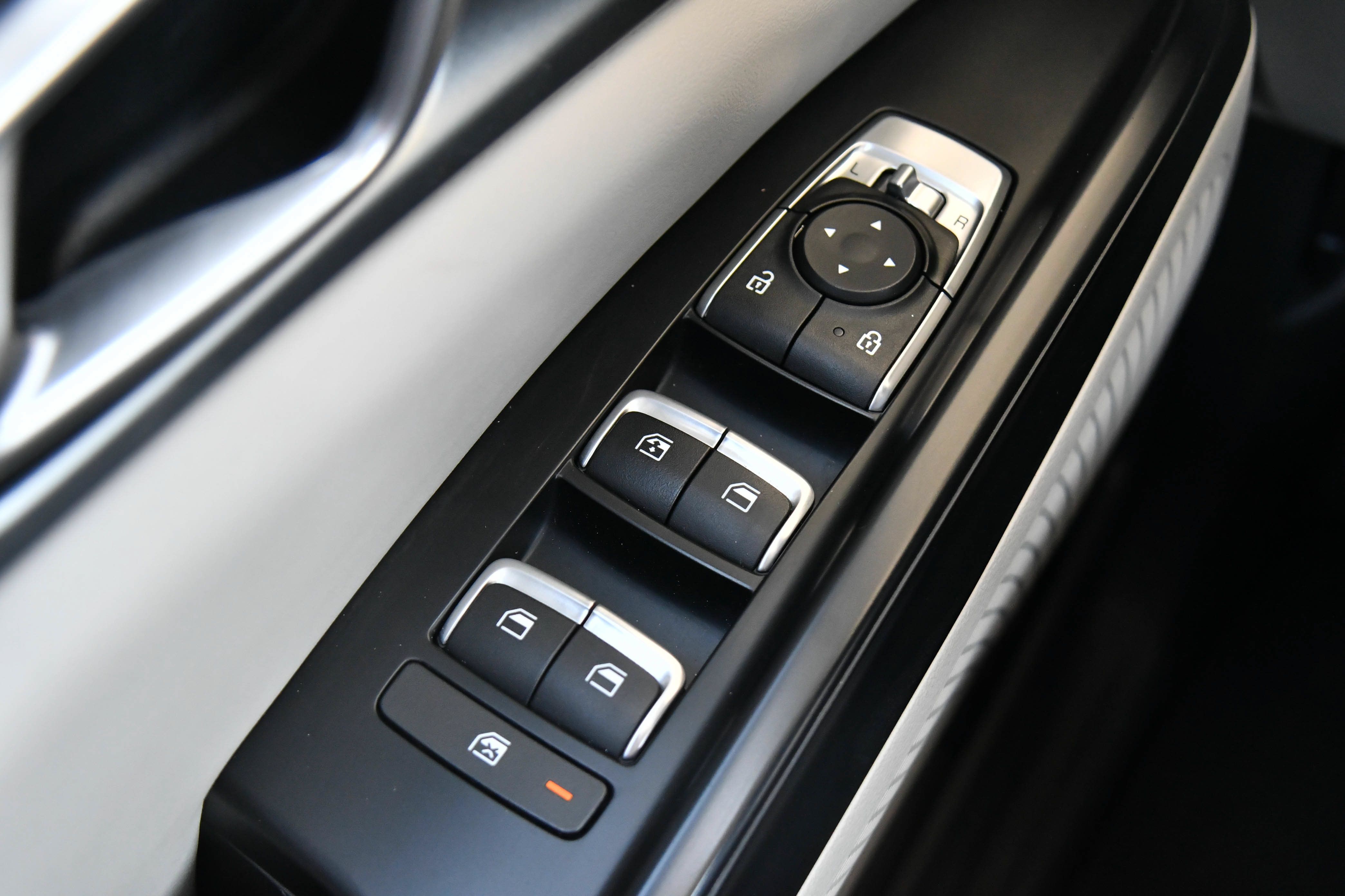 Used 2023 Kia Carnival LX FWD image 35