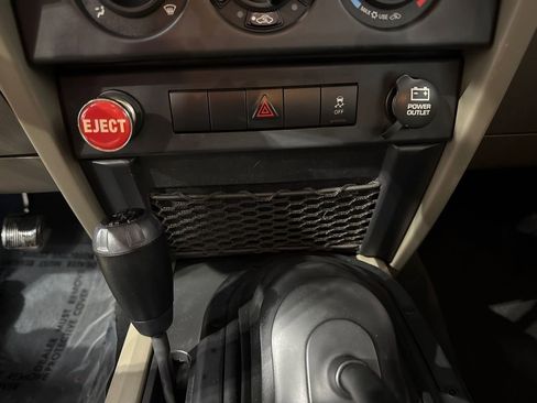 Used 2010 Jeep Wrangler Unlimited Sahara image 92