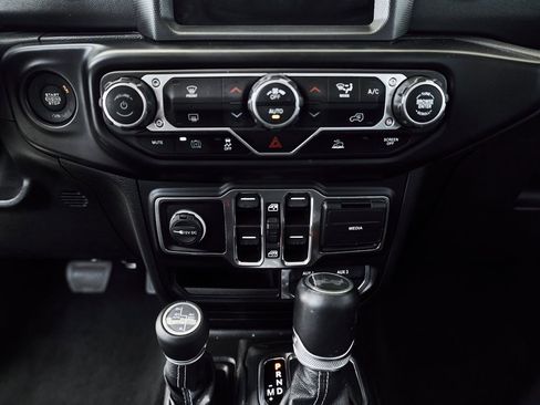 Used 2021 Jeep Wrangler Unlimited Sahara AWD/4WD image 29