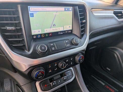 Used 2022 GMC Acadia SLE w/ Driver Convenience Package FWD image 16
