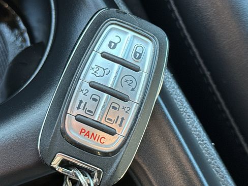 Used 2025 Chrysler Pacifica Select image 38