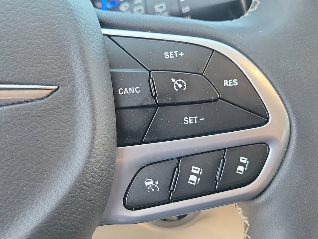 Used 2024 Chrysler Pacifica Limited FWD image 6